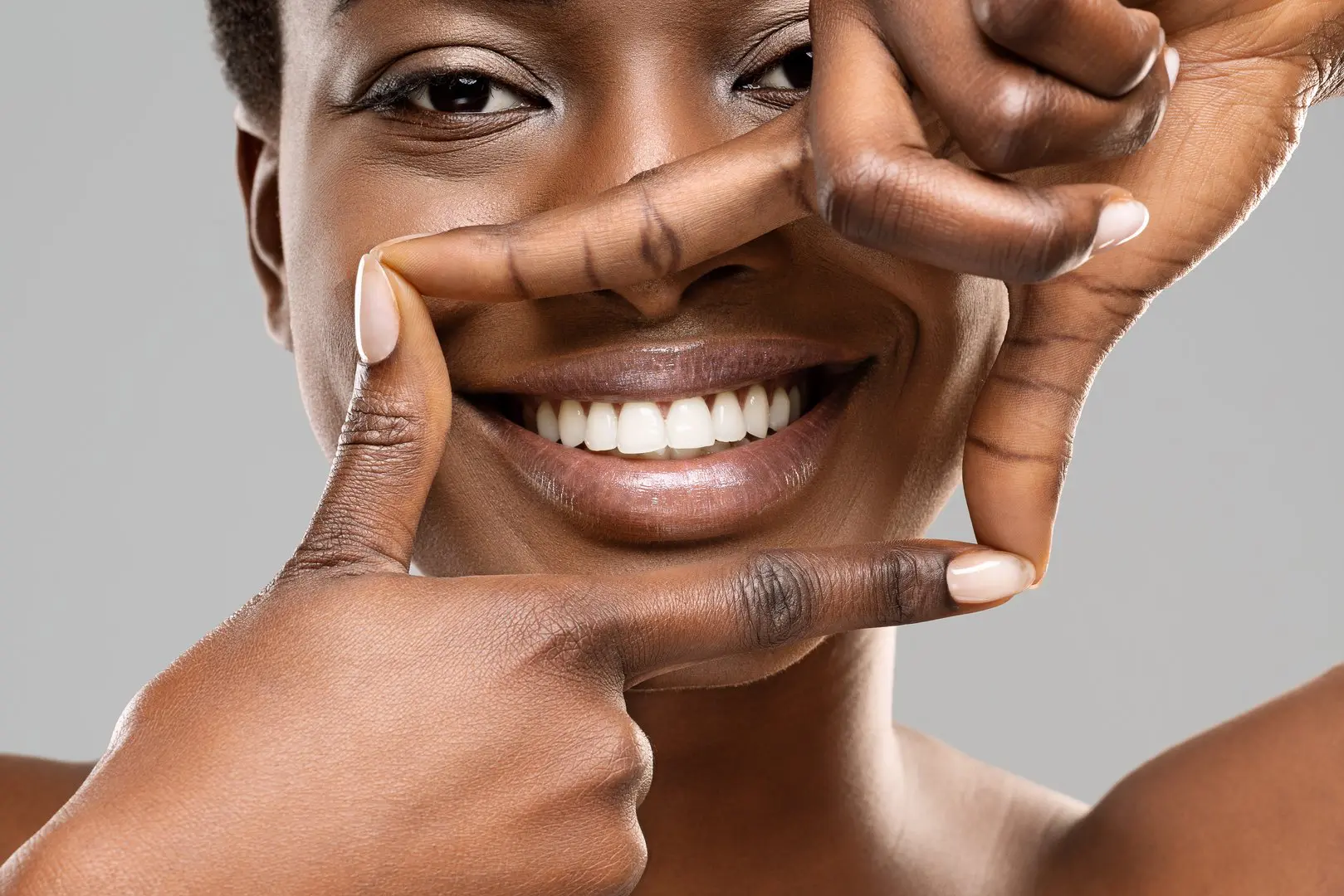 Woman making a frame with fingers